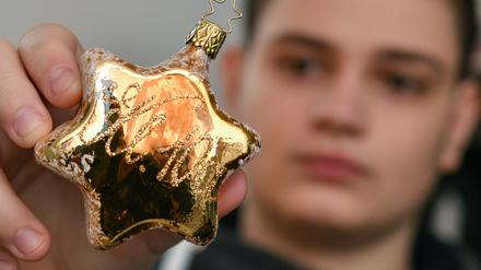 Der 15-jährige Timo Wagener aus Beeskow (Brandenburg) zeigt einen Weihnachtsstern seiner Mitschüler, der Klasse 10a der Evangelischen Schule in Berlin-Spandau. Der Facebook-Aufruf des an Krebs erkrankten Jungen beschert ihm eine weltweite Anteilnahme.