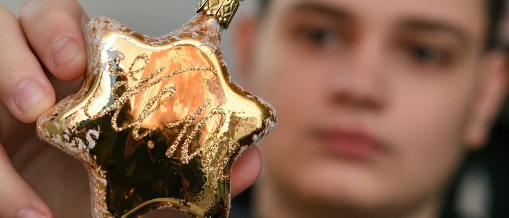 Der 15-jährige Timo Wagener aus Beeskow (Brandenburg) zeigt einen Weihnachtsstern seiner Mitschüler, der Klasse 10a der Evangelischen Schule in Berlin-Spandau. Der Facebook-Aufruf des an Krebs erkrankten Jungen beschert ihm eine weltweite Anteilnahme.