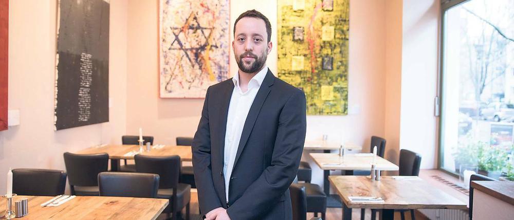 Hat Nerven bewiesen. Yorai Feinberg am Donnerstag in seinem Restaurant in Schöneberg. Er stammt aus Israel und wurde mehrfach von Antisemiten bedroht. Von einem Vorfall mit einem aggressiven Passanten gibt es ein Video. Die zwischenzeitliche Löschung des Clips durch Facebook provozierte Kritik.