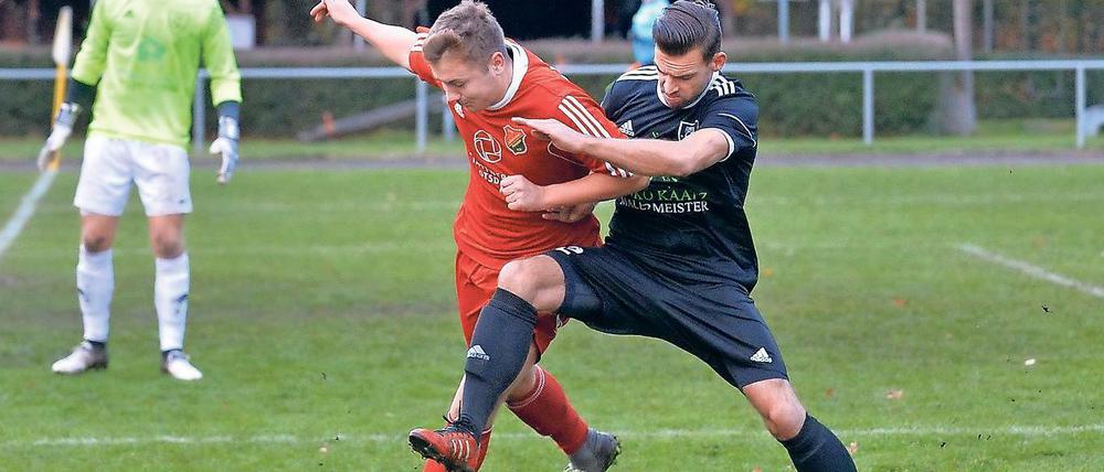 Sie treiben an. Die heißen Potsdamer Zweikämpfe in der Landesklasse, wie zwischen Mike Weißfuß (l.) von Lok Potsdam und Andreas Plaue von Fortuna Babelsberg, heben die Leistungsstärke der Klubs aus der Landeshauptstadt.