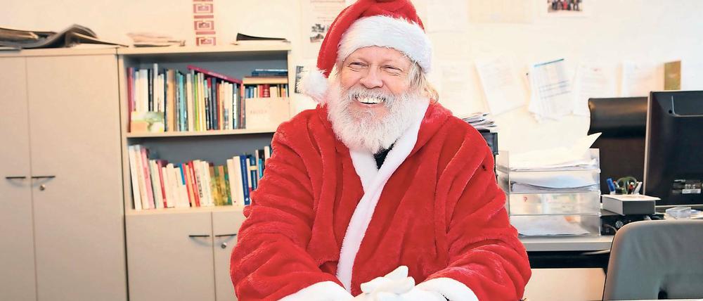 Aus dem tiefen Wald. Bei den PNN war der Weihnachtsmann zu Besuch. Mindestens vier Kinder in Potsdam werden ihn Heiligabend zu sehen bekommen. Die letzte Bescherung in seiner Anwesenheit ist bislang um 18 Uhr geplant. Danach feiert er selbst.