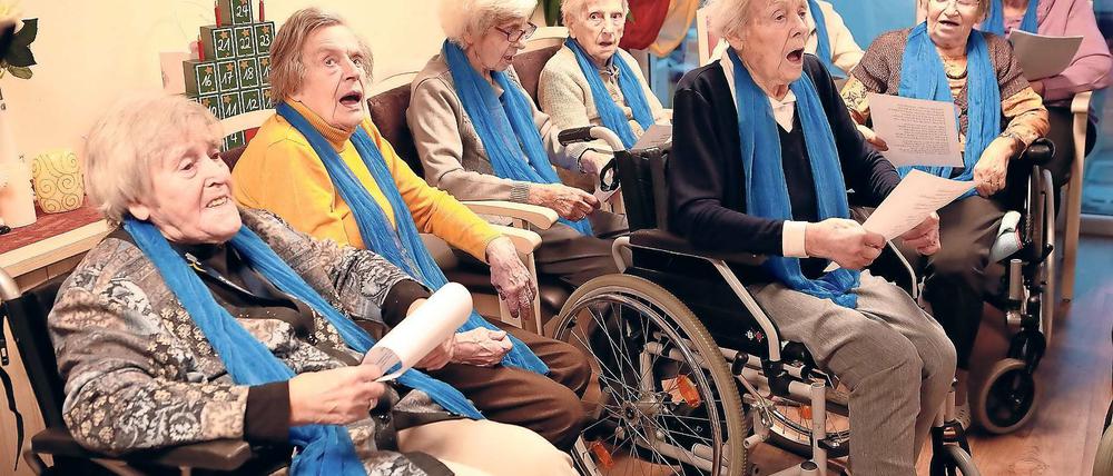 Singen gerne. Der erst dieses Jahr gegründete Chor vom Pflegestift Waldstadt beim gemütlichen Adventssingen. Die blauen Tücher sind ihre Mitgliedsausweise.