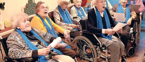 Singen gerne. Der erst dieses Jahr gegründete Chor vom Pflegestift Waldstadt beim gemütlichen Adventssingen. Die blauen Tücher sind ihre Mitgliedsausweise.