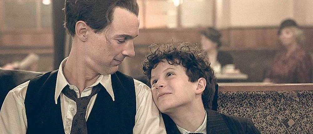 Schreib mal wieder was! Erich Kästner (Florian David Fitz, links) weiß zunächst wenig mit seinem Fan Hans (Nico Kleemann) anzufangen.