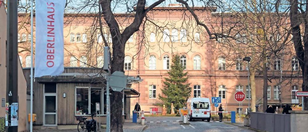 Heftige Querelen. Der Babelsberger Stammsitz des diakonischen Oberlin-Konzerns am Mittwoch, scheinbar ein Tag wie immer. Doch das Sozialunternehmen ist in eine schwere Krise geraten, öffentlich wird mit der Potsdamer Rathausspitze gestritten.
