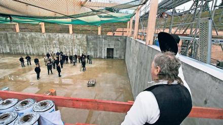 Mehr Platz. 44 mal 22 Meter misst die neue Turnhalle der Renn-Schule und bietet damit Platz für zwei Spielfelder nebeneinander. Die alte Halle ist nur halb so groß.