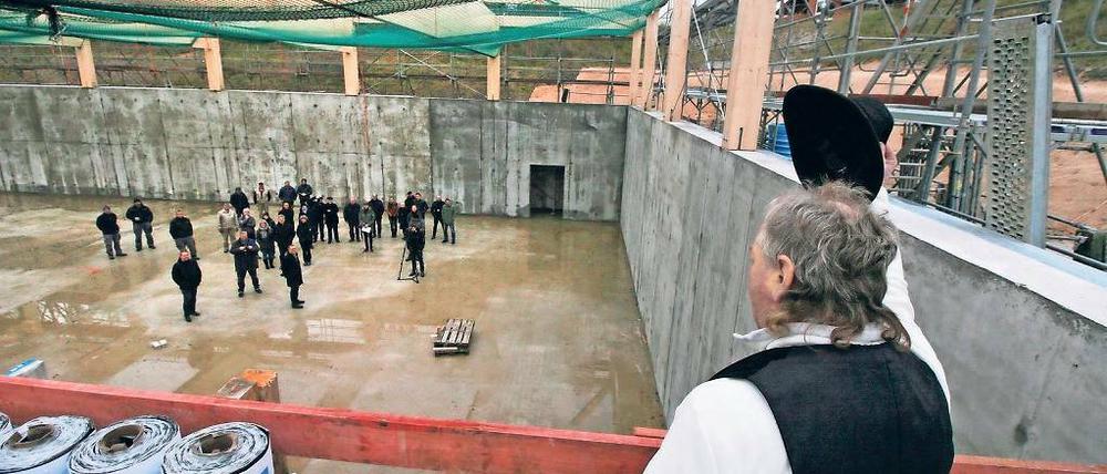 Mehr Platz. 44 mal 22 Meter misst die neue Turnhalle der Renn-Schule und bietet damit Platz für zwei Spielfelder nebeneinander. Die alte Halle ist nur halb so groß.