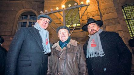 Chanukka-Licht. Exner, Tkach und Rabbiner Pressman (v.l.) am Stadthaus.