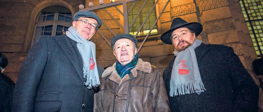 Chanukka-Licht. Exner, Tkach und Rabbiner Pressman (v.l.) am Stadthaus.