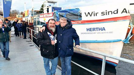 Im Hafen Rummelsburg. Hertha Präsidiumsmitglieder Ingmar Pering (l.) und Carsten Wolter mit Schiff.