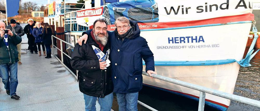 Im Hafen Rummelsburg. Hertha Präsidiumsmitglieder Ingmar Pering (l.) und Carsten Wolter mit Schiff.