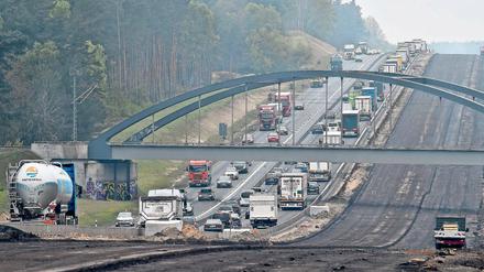 Bau aus, bau aus. Im Süden wird der Berliner Ring zwischen den Dreiecken Nuthetal und Potsdam sogar auf insgesamt acht Fahrstreifen erweitert. Hier ein Bild aus der Bauphase im Mai dieses Jahres bei Ferch. Diese Arbeiten sollen bis 2020 dauern.