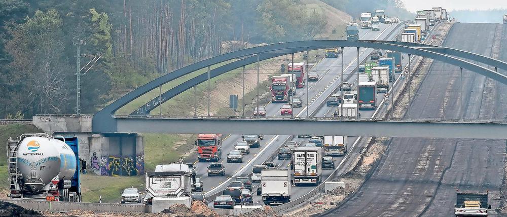 Bau aus, bau aus. Im Süden wird der Berliner Ring zwischen den Dreiecken Nuthetal und Potsdam sogar auf insgesamt acht Fahrstreifen erweitert. Hier ein Bild aus der Bauphase im Mai dieses Jahres bei Ferch. Diese Arbeiten sollen bis 2020 dauern.