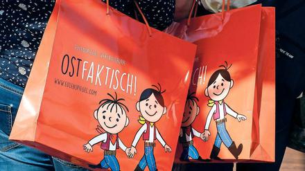 Ostfaktisch. Papiertüten von der Eulenspiegel-Verlagsgruppe.