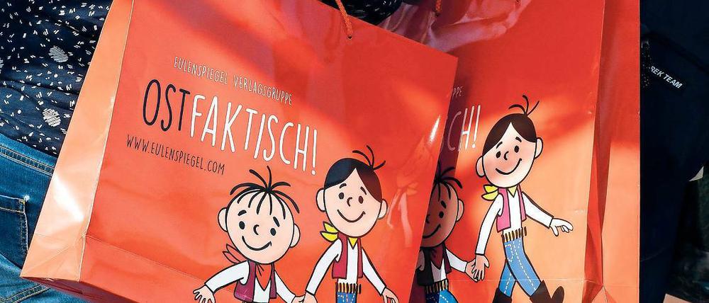 Ostfaktisch. Papiertüten von der Eulenspiegel-Verlagsgruppe.