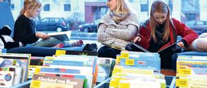 Beliebt. Heike Schäfer kommt mit ihren Töchtern Helene (links) und Isabell oft zum Stöbern in die Zweigbibliothek Am Stern. Die Familie wohnt nicht weit entfernt.