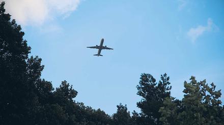Unter den Wolken. In etwa drei Kilometern Entfernung führt die Wannsee-Route östlich am Berliner Helmholtz-Zentrum für Materialien und Energie vorbei. Hier ist bis 2019 noch ein Forschungsreaktor in Betrieb, daneben lagern klein- und mittelradioaktive Abfälle.