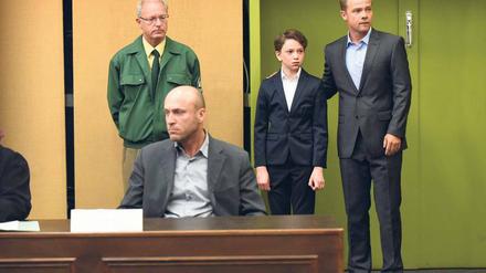 Stress. Opferschutzkommissar Carlos Benede (Matthias Koeberlin, rechts) begleitet Alexander (Joshio Marlon, Zweiter von rechts) zum Prozess, in dem er als Zeuge gegen seinen Vater (Ilir Rexhepi) aussagen wird. Der ermordete Alexanders Mutter.