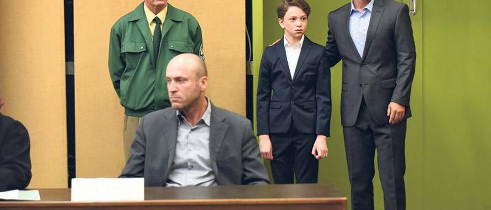 Stress. Opferschutzkommissar Carlos Benede (Matthias Koeberlin, rechts) begleitet Alexander (Joshio Marlon, Zweiter von rechts) zum Prozess, in dem er als Zeuge gegen seinen Vater (Ilir Rexhepi) aussagen wird. Der ermordete Alexanders Mutter.