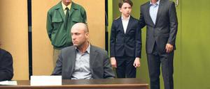 Stress. Opferschutzkommissar Carlos Benede (Matthias Koeberlin, rechts) begleitet Alexander (Joshio Marlon, Zweiter von rechts) zum Prozess, in dem er als Zeuge gegen seinen Vater (Ilir Rexhepi) aussagen wird. Der ermordete Alexanders Mutter.