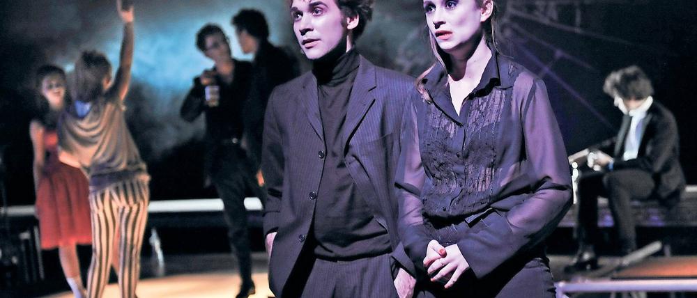 Poesie, Politik, Posen. In der Reithalle hat die Adaption von André Kubiczeks Potsdam-Roman „Skizze eines Sommers“ Premiere gefeiert – inszeniert von Studierenden der Babelsberger Filmuniversität. Es geht um eine Jugend in der DDR. Erzählt wird von René (Frederik F. Günther), hier mit seiner Flamme (Lilly Menke).