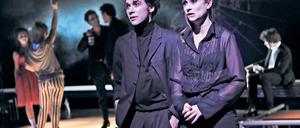 Poesie, Politik, Posen. In der Reithalle hat die Adaption von André Kubiczeks Potsdam-Roman „Skizze eines Sommers“ Premiere gefeiert – inszeniert von Studierenden der Babelsberger Filmuniversität. Es geht um eine Jugend in der DDR. Erzählt wird von René (Frederik F. Günther), hier mit seiner Flamme (Lilly Menke).