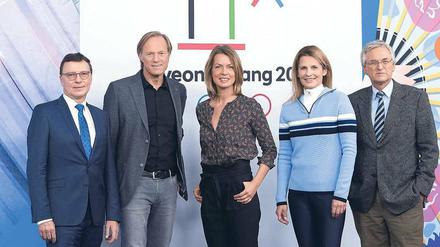 Blicken gemeinsam auf die Winterspiele in Südkorea: ARD-Programmchef Volker Herres (v.l.n.r.), die ARD-Moderatoren Gerhard Delling und Jessy Wellmer sowie Katrin Müller-Hohenstein vom ZDF und ZDF-Chefredakteur Peter Frey.
