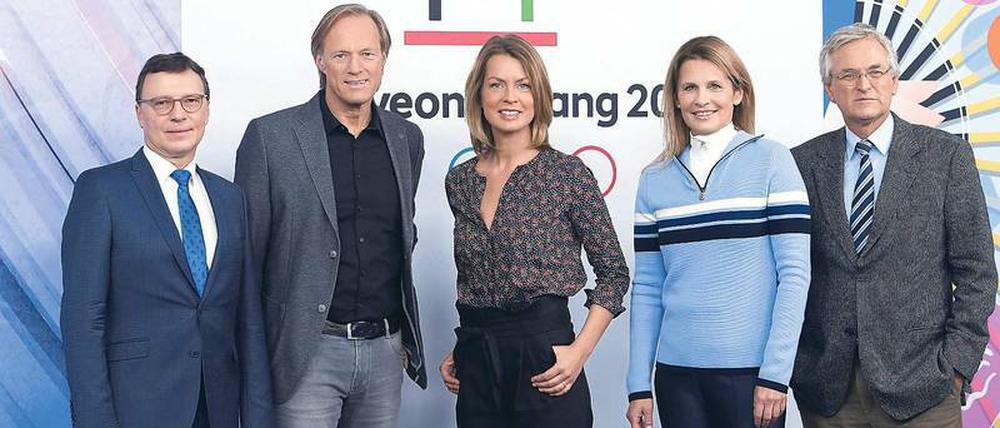 Blicken gemeinsam auf die Winterspiele in Südkorea: ARD-Programmchef Volker Herres (v.l.n.r.), die ARD-Moderatoren Gerhard Delling und Jessy Wellmer sowie Katrin Müller-Hohenstein vom ZDF und ZDF-Chefredakteur Peter Frey.