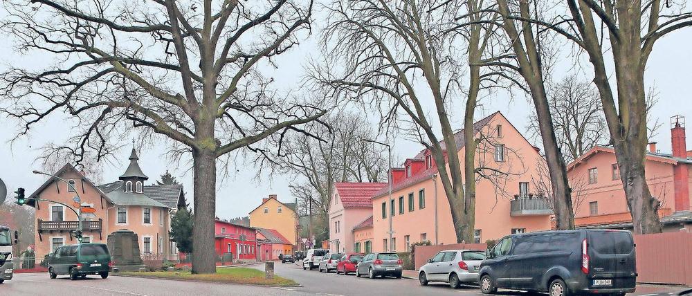 Alt trifft neu. Dort wo sich in Bornim Rückertstraße und Hugstraße treffen (großes Bild) steht rechts das alte Amtshaus und links die Kirche. Sie ist der Stolz der Bornimer. Kirchbauvereinschef Oswald Schönherr, Bürgervereinsvorsitzender Klaus Rietz und Hobbychronist Klaus Broschke (v.l.) führen auch zur Grundschule, die gerade entsteht.