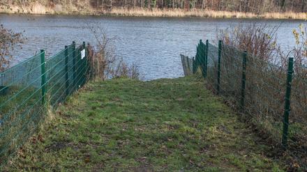 Kein Durchkommen: Der Uferweg am Griebnitzsee ist noch immer gesperrt.