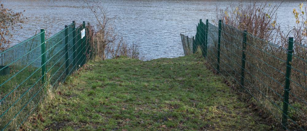 Kein Durchkommen: Der Uferweg am Griebnitzsee ist noch immer gesperrt.