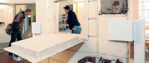 Die letzte ihrer Art. Das beeindruckendste Exponat der Ausstellung ist die einzige Zellentür, die vom Polizeigefängnis in der Priesterstraße/Bauhofstraße noch existiert. Das Gebäude selbst wurde 2002 abgerissen, die Gedenkstätte Lindenstraße widmet sich nun erstmalig der historischen Aufarbeitung des Ortes.