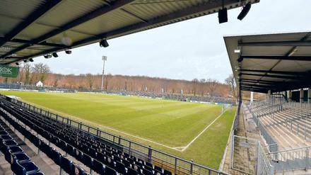 Es kommt Sonne aufs Dach. Eine Solaranlage auf der Tribüne, eine Energiespeicheranlage, neue LED-Leuchten fürs Flutlicht, eine zentrale Gebäudeleittechnik und Ladestationen für Elektrofahrzeuge rüsten das Karli zu einem grünen Stadion auf.