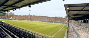 Es kommt Sonne aufs Dach. Eine Solaranlage auf der Tribüne, eine Energiespeicheranlage, neue LED-Leuchten fürs Flutlicht, eine zentrale Gebäudeleittechnik und Ladestationen für Elektrofahrzeuge rüsten das Karli zu einem grünen Stadion auf.