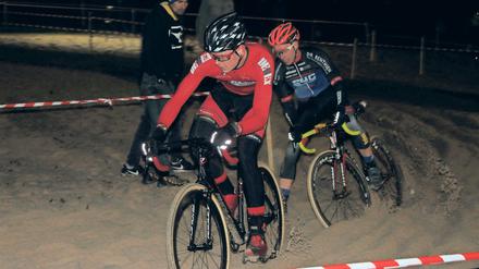 Es war Cross. Es ging über Asphalt, über Wiesen und durch Sand.