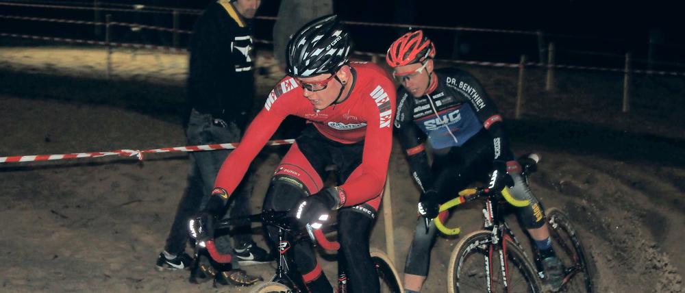 Es war Cross. Es ging über Asphalt, über Wiesen und durch Sand.