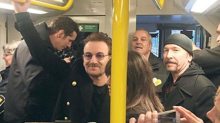 Einsteigen, bitte. Ob Bono (li.) und The Edge einen Fahrschein hatten? Zumindest spielten sie ein paar Songs.