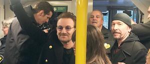 Einsteigen, bitte. Ob Bono (li.) und The Edge einen Fahrschein hatten? Zumindest spielten sie ein paar Songs.