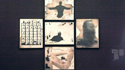 Ironische Aufarbeitung. Michael Morgner stellt in seinem fünfteiligem Werk „M. überschreitet den See bei Gallenthin“ (1983) die Gottgleichheit des Künstlers infrage. Denn sein Versuch, wie Jesus Christus über das Wasser zu gehen, scheitert kläglich – er geht unter. Das Werk ist in der Schau „Hinter der Maske“ zu sehen.