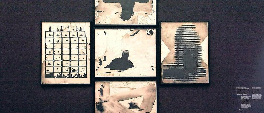 Ironische Aufarbeitung. Michael Morgner stellt in seinem fünfteiligem Werk „M. überschreitet den See bei Gallenthin“ (1983) die Gottgleichheit des Künstlers infrage. Denn sein Versuch, wie Jesus Christus über das Wasser zu gehen, scheitert kläglich – er geht unter. Das Werk ist in der Schau „Hinter der Maske“ zu sehen.