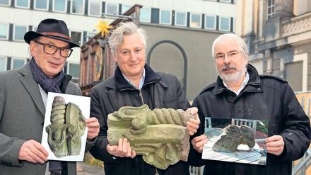 Schwergewicht. Der Berliner Galerist Felix Brusberg (M.) spendete Originalteile der Garnisonkirche. Sie sollen beim Wiederaufbau verwendet werden, wie Thomas Bolze (l.) und Wieland Eschenburg (r.) erläuterten.