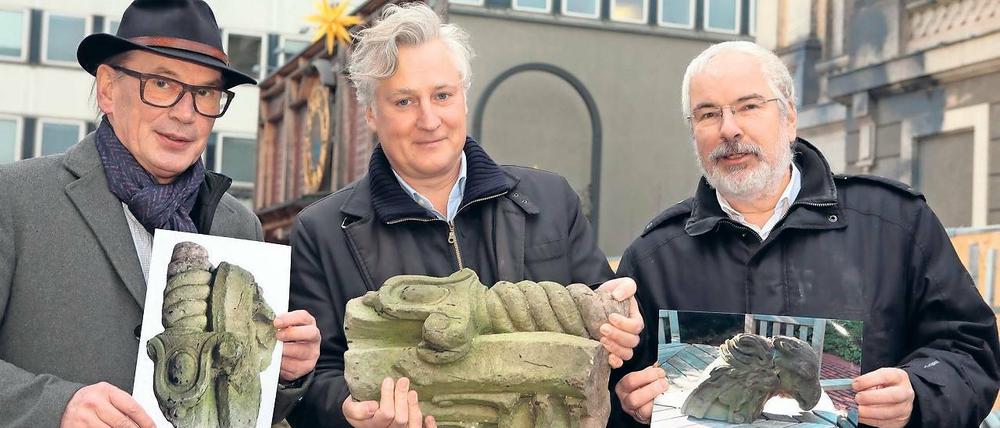 Schwergewicht. Der Berliner Galerist Felix Brusberg (M.) spendete Originalteile der Garnisonkirche. Sie sollen beim Wiederaufbau verwendet werden, wie Thomas Bolze (l.) und Wieland Eschenburg (r.) erläuterten.
