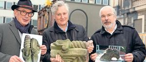 Schwergewicht. Der Berliner Galerist Felix Brusberg (M.) spendete Originalteile der Garnisonkirche. Sie sollen beim Wiederaufbau verwendet werden, wie Thomas Bolze (l.) und Wieland Eschenburg (r.) erläuterten.