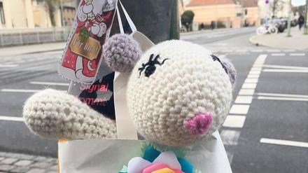 Gewichtelt. Ein selbstgemachtes Wichtel-Kuscheltier-Geschenk hängt an einem Ampelmast an der Friedrich-Ebert-Straße. Es ist mit dem Nikolaus-Anhänger der Bürgerstiftung gekennzeichnet – in diesem Jahr vor dem Hintergrund der Paketbomben-Drohung der DHL-Erpresser besonders wichtig.