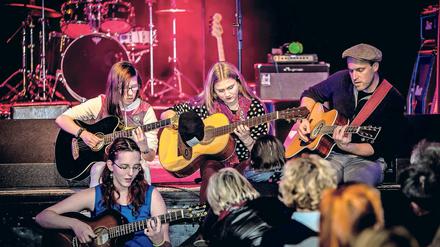 Jeder kann was. Eine Gitarrengruppe mit ihrem Coach Philipp beim Auftritt im Lindenpark. Weil die Nachfrage nach Musikworkshops steigt und aus jungen Musikern fortgeschrittene werden, soll es jetzt verstärkt Angebote für Bandcoaches, Produzenten und besondere Formate geben – über das neue „Z-Pop“.