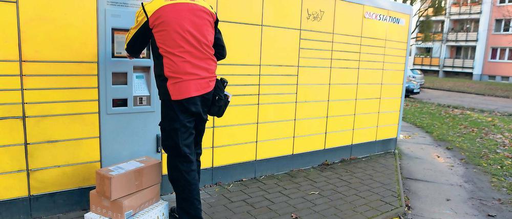 Kommen und Gehen. An der Paketstation in der Kantstraße sieht es aus wie immer. Dass dort am Donnerstag ein Paket mit Sprengstoff aufgegeben worden war, erkennt man nicht.