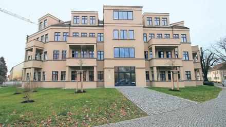 Klassizistische Anleihen. Aus einem früheren Bürogebäude im Voltaireweg hat der Berliner Bauträger Stonehedge ein Wohnhaus gemacht. Auf vier Etagen entstanden insgesamt elf Eigentumswohnungen, die bereits alle verkauft sind – für Preise von bis zu 4500 Euro pro Quadratmeter.