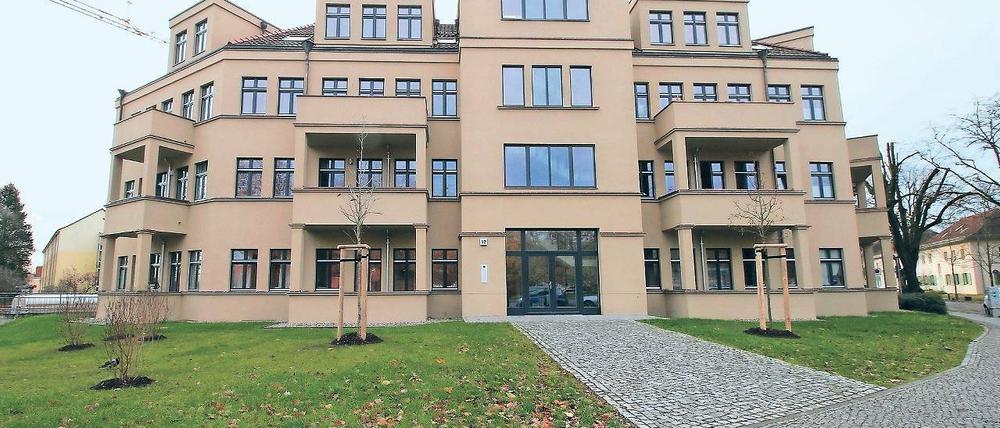 Klassizistische Anleihen. Aus einem früheren Bürogebäude im Voltaireweg hat der Berliner Bauträger Stonehedge ein Wohnhaus gemacht. Auf vier Etagen entstanden insgesamt elf Eigentumswohnungen, die bereits alle verkauft sind – für Preise von bis zu 4500 Euro pro Quadratmeter.