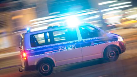 Zwei Jugendliche haben einen Zug mit Steinen beworfen und den Lokführer verletzt.