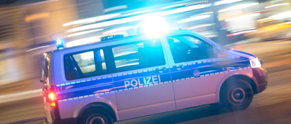 Zwei Jugendliche haben einen Zug mit Steinen beworfen und den Lokführer verletzt.